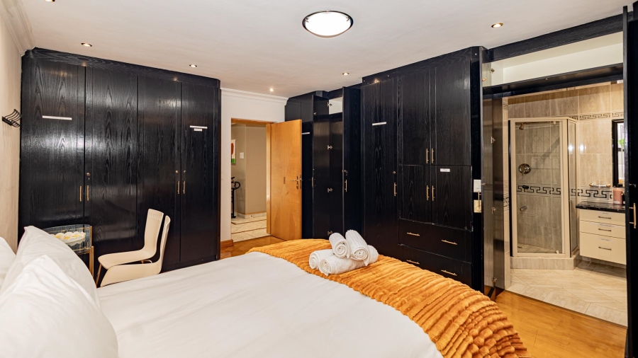 7 Bedroom Property for Sale in Plattekloof Western Cape